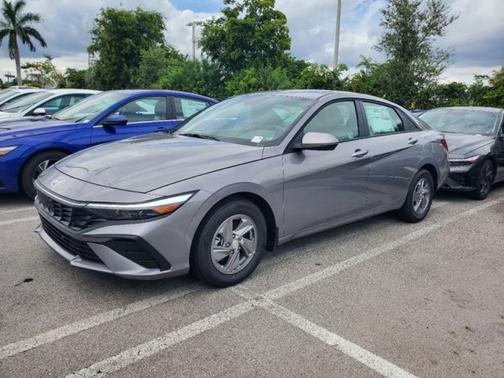 2025 Hyundai ELANTRA SE