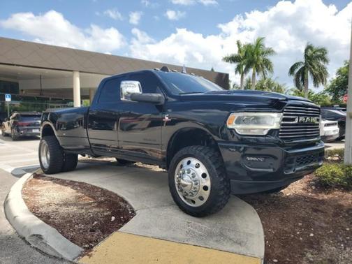 Diamond Black Crystal Pearlcoat 2023 RAM 3500 Laramie Crew Cab 4x4 8' Box