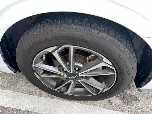 Snow White Pearl 2022 Kia Forte LXS