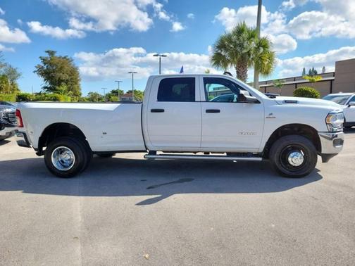 2022 RAM 3500 Tradesman Crew Cab 4x4 8' Box