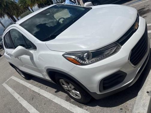 Summit White 2017 Chevrolet Trax LT