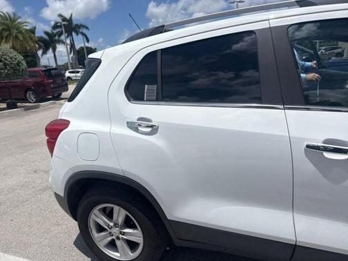 Summit White 2017 Chevrolet Trax LT