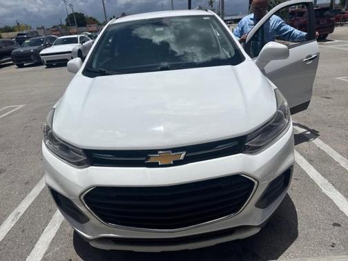 Summit White 2017 Chevrolet Trax LT