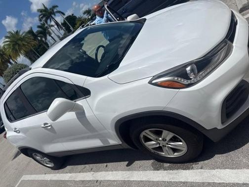 Summit White 2017 Chevrolet Trax LT