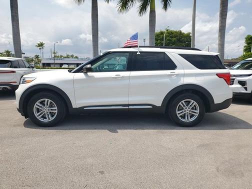 Star White Metallic Tri-Coat 2024 Ford Explorer XLT