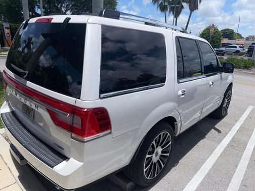 White Platinum Metallic Tri-Coat 2015 Lincoln Navigator Base