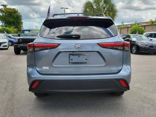 Moon Dust 2023 Toyota Highlander XLE