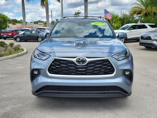 Moon Dust 2023 Toyota Highlander XLE