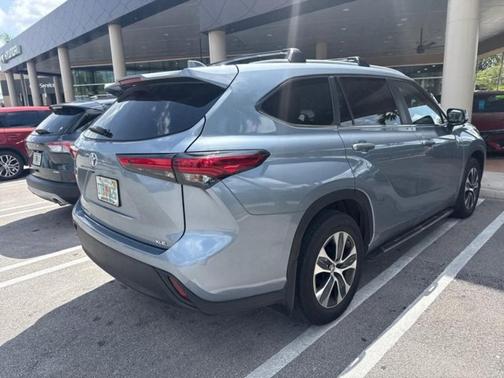 Moon Dust 2023 Toyota Highlander XLE