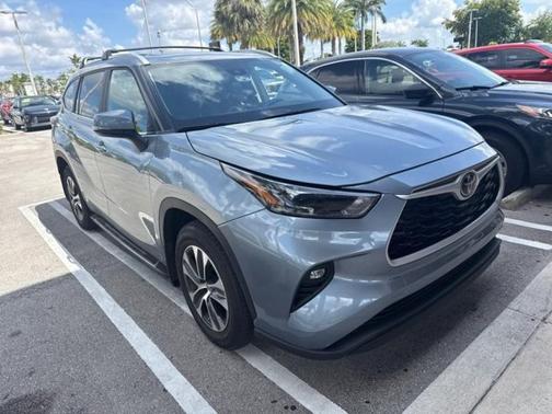 Moon Dust 2023 Toyota Highlander XLE