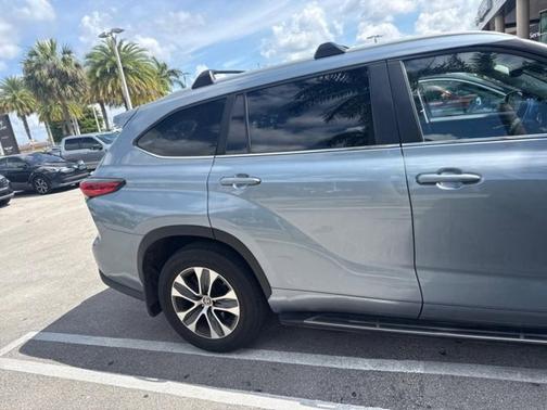 Moon Dust 2023 Toyota Highlander XLE
