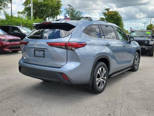Moon Dust 2023 Toyota Highlander XLE