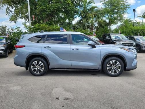 Moon Dust 2023 Toyota Highlander XLE