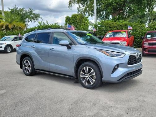 Moon Dust 2023 Toyota Highlander XLE
