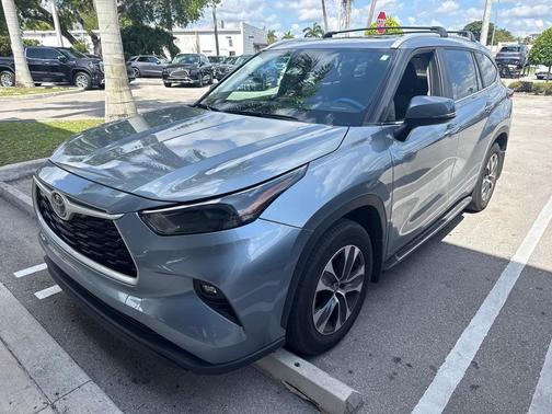 Moon Dust 2023 Toyota Highlander XLE