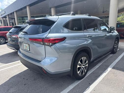 Moon Dust 2023 Toyota Highlander XLE