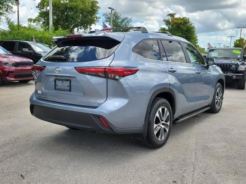 Moon Dust 2023 Toyota Highlander XLE