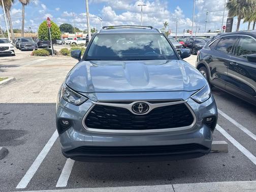 Moon Dust 2023 Toyota Highlander XLE