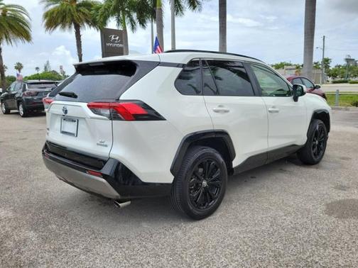 Blizzard Pearl 2022 Toyota RAV4 Hybrid SE