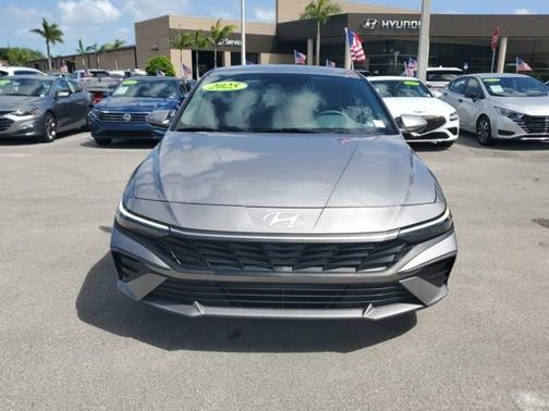2025 Hyundai ELANTRA SE