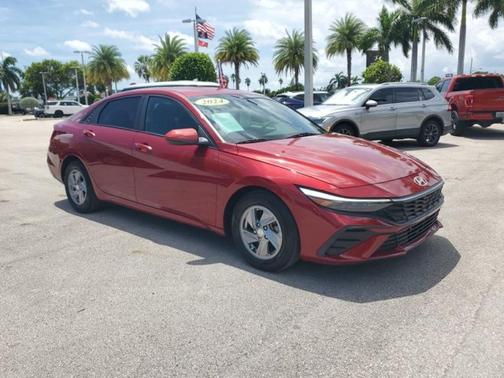 2024 Hyundai ELANTRA SE