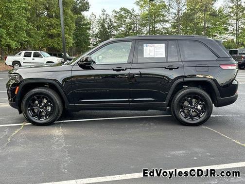 2025 Jeep Grand Cherokee Laredo