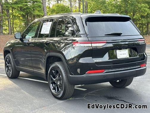2025 Jeep Grand Cherokee Laredo