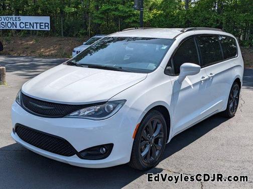 Photo 3 of 34 of 2019 Chrysler Pacifica Touring-L Plus