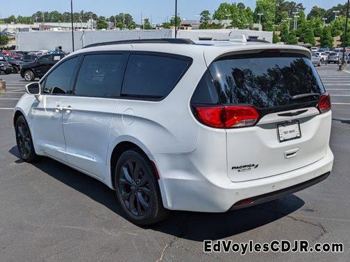 Photo 5 of 34 of 2019 Chrysler Pacifica Touring-L Plus