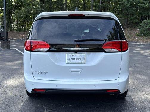 2025 Chrysler Voyager LX