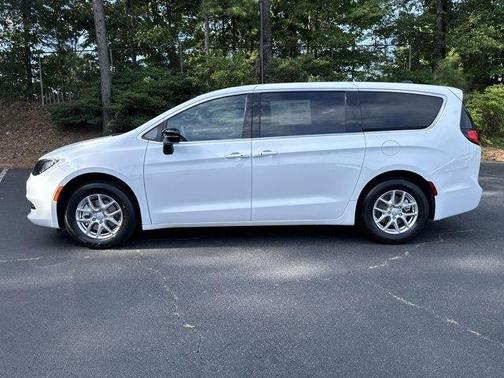 2025 Chrysler Voyager LX