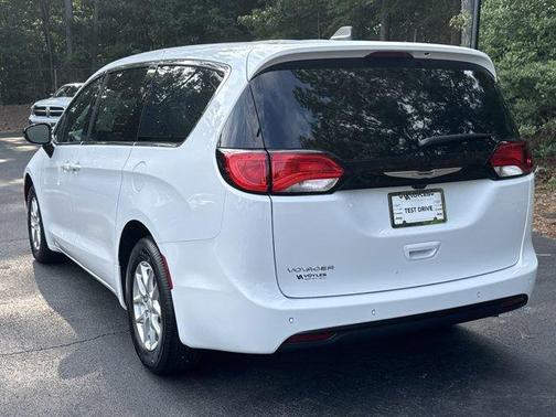2025 Chrysler Voyager LX