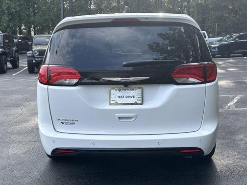 2025 Chrysler Voyager LX