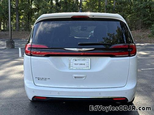2023 Chrysler Pacifica Touring-L