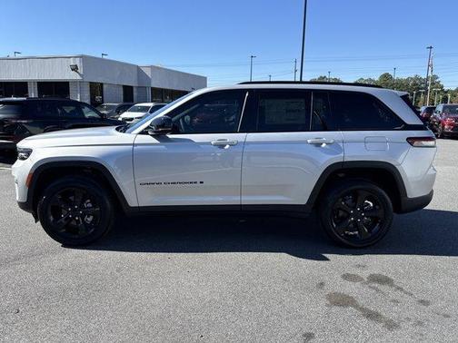 2025 Jeep Grand Cherokee Laredo