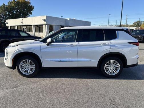 2022 Mitsubishi Outlander ES