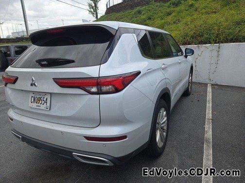 2022 Mitsubishi Outlander ES