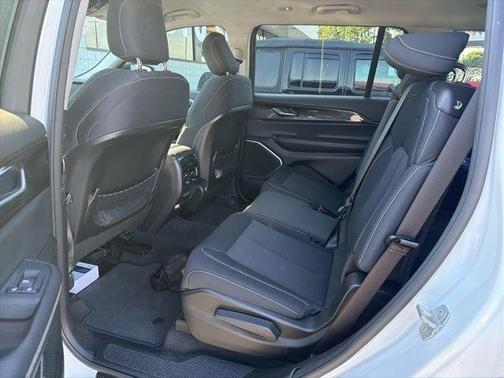 Bright White Clearcoat 2022 Jeep Grand Cherokee L Laredo