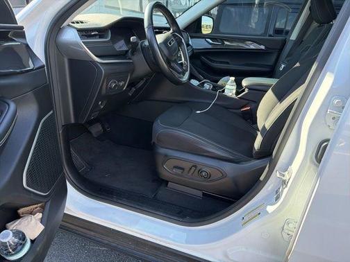 Bright White Clearcoat 2022 Jeep Grand Cherokee L Laredo