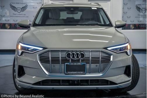 Photo 2 of 32 of 2019 Audi e-tron Prestige