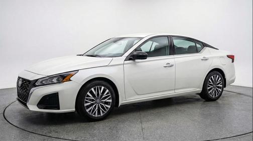 Glacier White 2025 Nissan Altima SV FWD