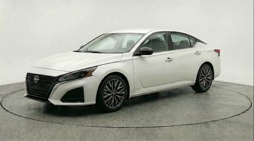 Glacier White 2025 Nissan Altima SV FWD