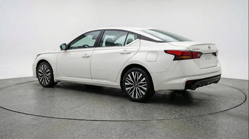 Glacier White 2025 Nissan Altima SV FWD