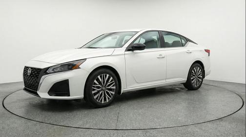 Glacier White 2025 Nissan Altima SV FWD