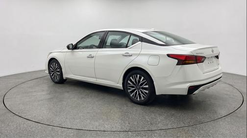 Glacier White 2025 Nissan Altima SV FWD