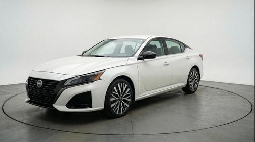 Glacier White 2025 Nissan Altima SV FWD