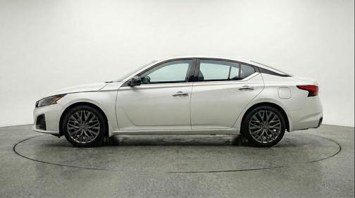 Glacier White 2025 Nissan Altima SV FWD