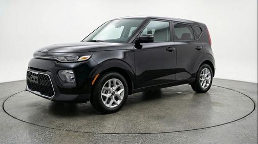 Fusion Black 2025 Kia Soul LX
