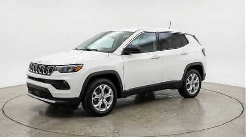 Bright White Clearcoat 2025 Jeep Compass Latitude