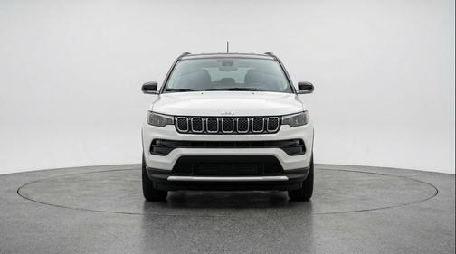 Bright White Clearcoat 2025 Jeep Compass Latitude